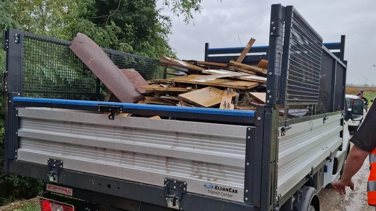 Cascina Morosina ridotta una discarica, nel fossato sono stati recuperati un’intera cucina smontata, batterie e lastre di marmo Cascina Morosina ridotta una discarica, nel fossato sono stati recuperati un’intera cucina smontata, batterie e lastre di marmo