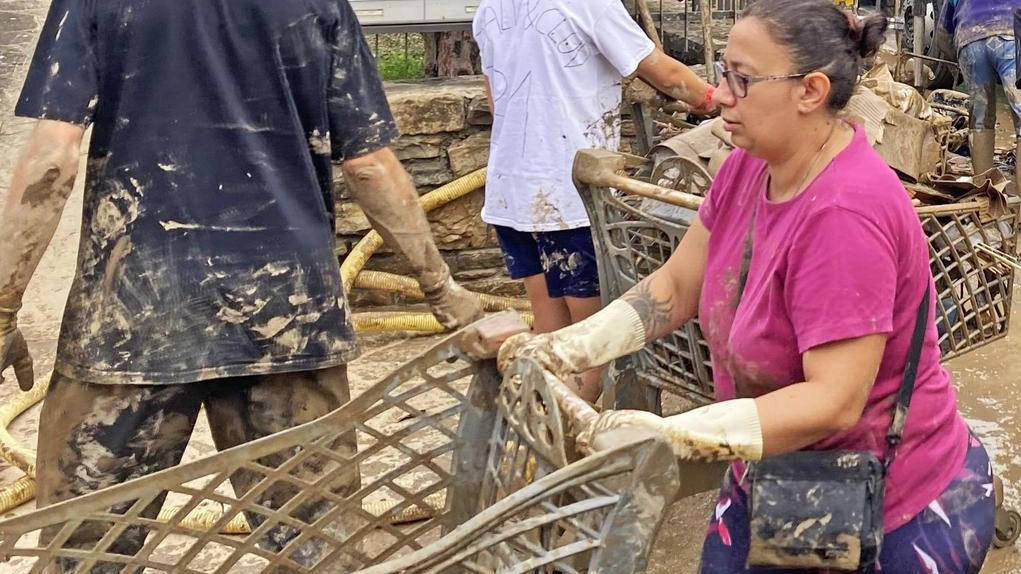 Uniacque a Bergamo offre sostegno ai cittadini colpiti dall'alluvione del 9 settembre, consentendo tariffe agevolate per consumi idrici eccezionali. Il Comune ha inviato richieste di ristoro alla Regione per danni per circa 21,2 milioni. Uniacque a Bergamo offre sostegno ai cittadini colpiti dall'alluvione del 9 settembre, consentendo tariffe agevolate per consumi idrici eccezionali. Il Comune ha inviato richieste di ristoro alla Regione per danni per circa 21,2 milioni.