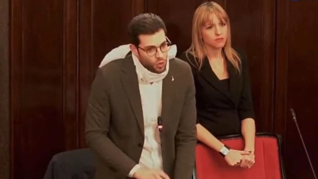 Samuele Piscina (accanto Silvia Sardone) durante l'intervento contestato in Consiglio comunale