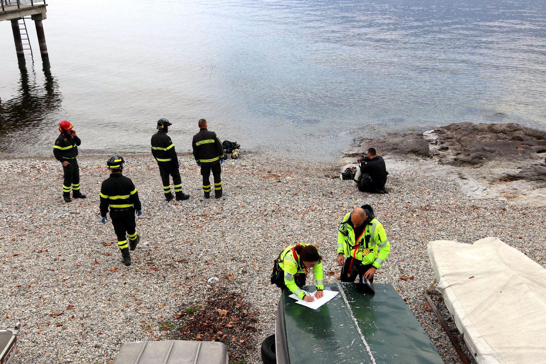 giovane disperso nelle acque del lago di como 232 caduto da un ciambellone trainato da un motoscafo