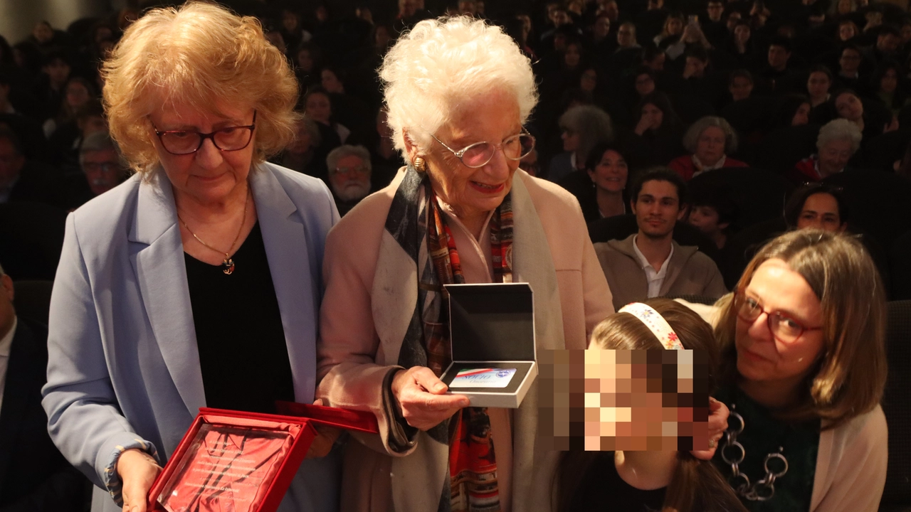 Il conferimento della tessera Anei a Liliana Segre al cinema Anteo a Milano