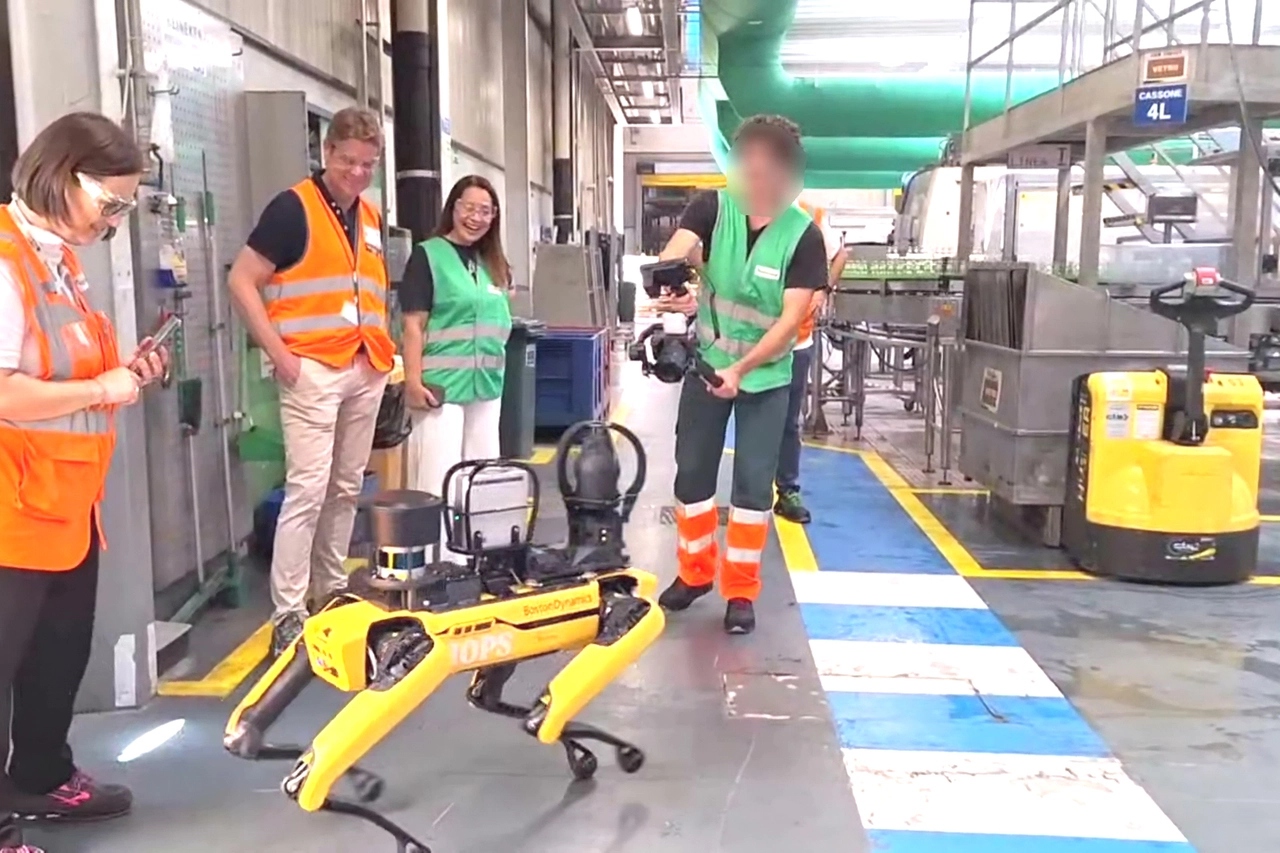 Der vierbeinige Roboter Hops in der Heineken-Brauerei in Comun Nuovo
