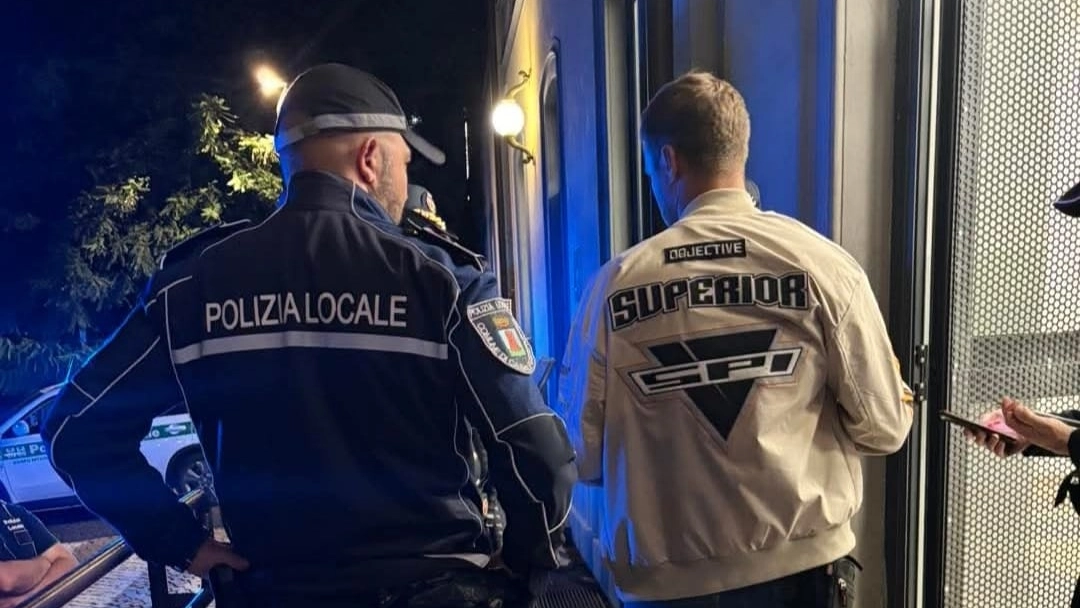 Uno dei controlli serali della polizia locale allo scalo ferroviario di via Matteotti Uno dei controlli serali della polizia locale allo scalo ferroviario di via Matteotti