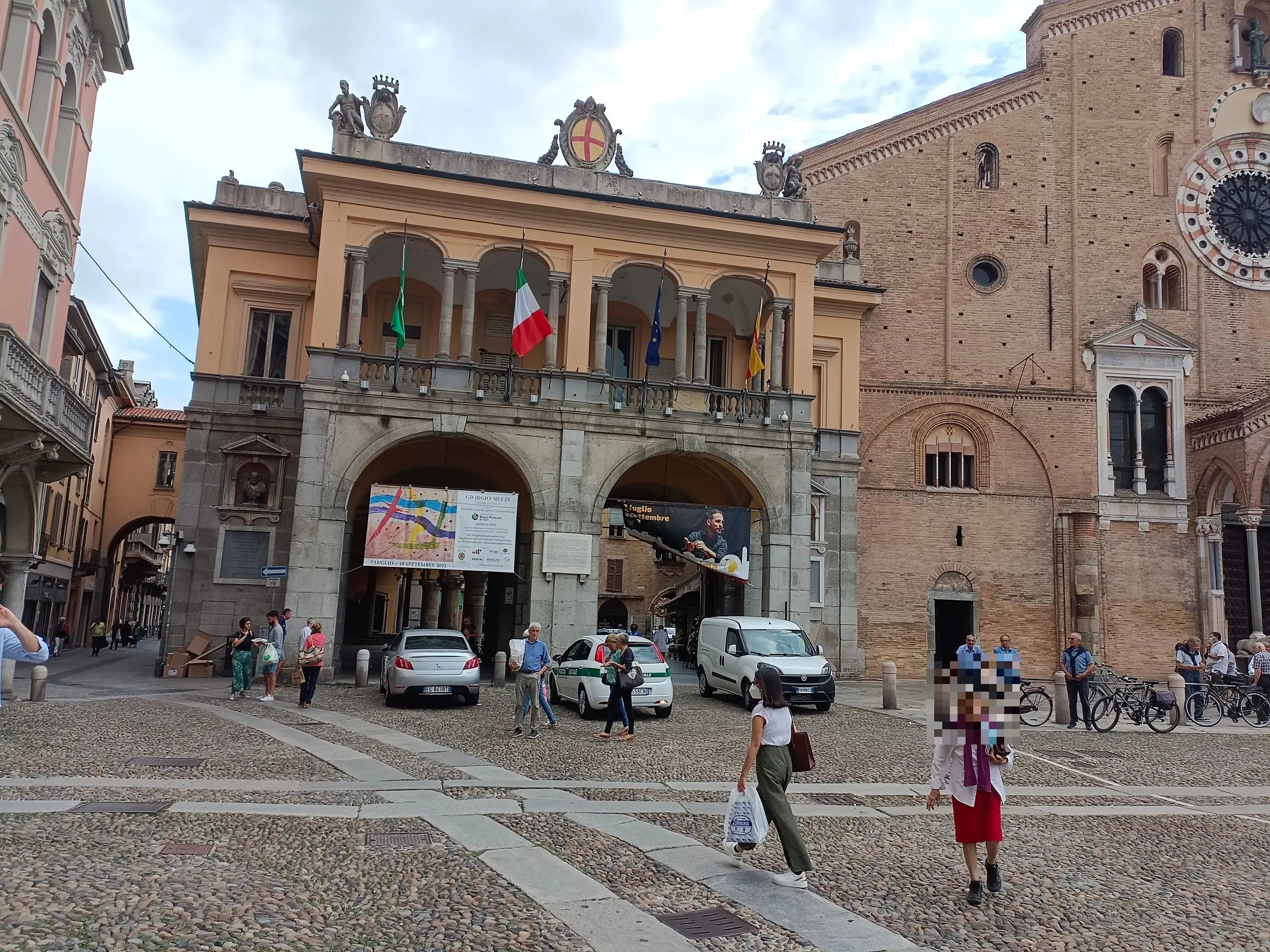 Lodi, i cittadini segnalano un dilagante odore acre: “Sembra di vivere accanto a un enorme serbatoio di carburante”