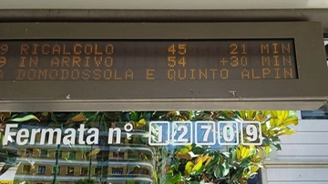 Milano, lunghe attese per bus e tram Atm. Monta la protesta (social) dei passeggeri: “Abbandonati alle fermate”