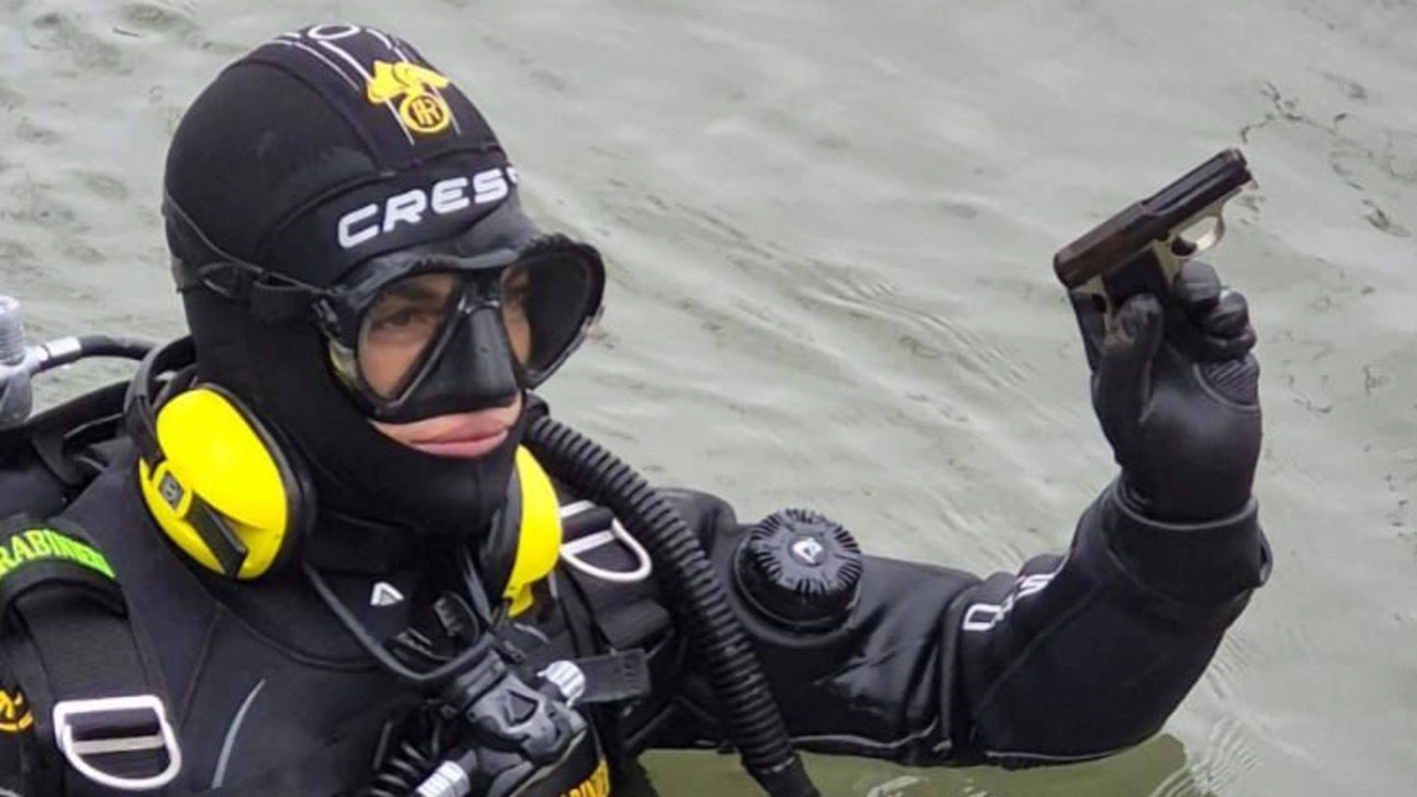 Il ritrovamento della pistola gettata dal ragazzo nel fiume Oglio Il ritrovamento della pistola gettata dal ragazzo nel fiume Oglio