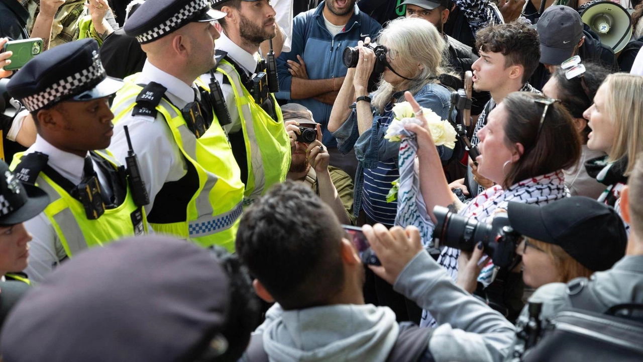 Un totale di 890 persone sono state arrestate a Londra durante una protesta di ieri a sostegno del gruppo Palestine... Un totale di 890 persone sono state arrestate a Londra durante una protesta di ieri a sostegno del gruppo Palestine...