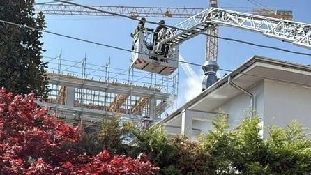 Incendio al tetto del ristorante all’ora di pranzo. L’allarme con la richiesta di intervento ai soccorsi è scattato intorno alle...