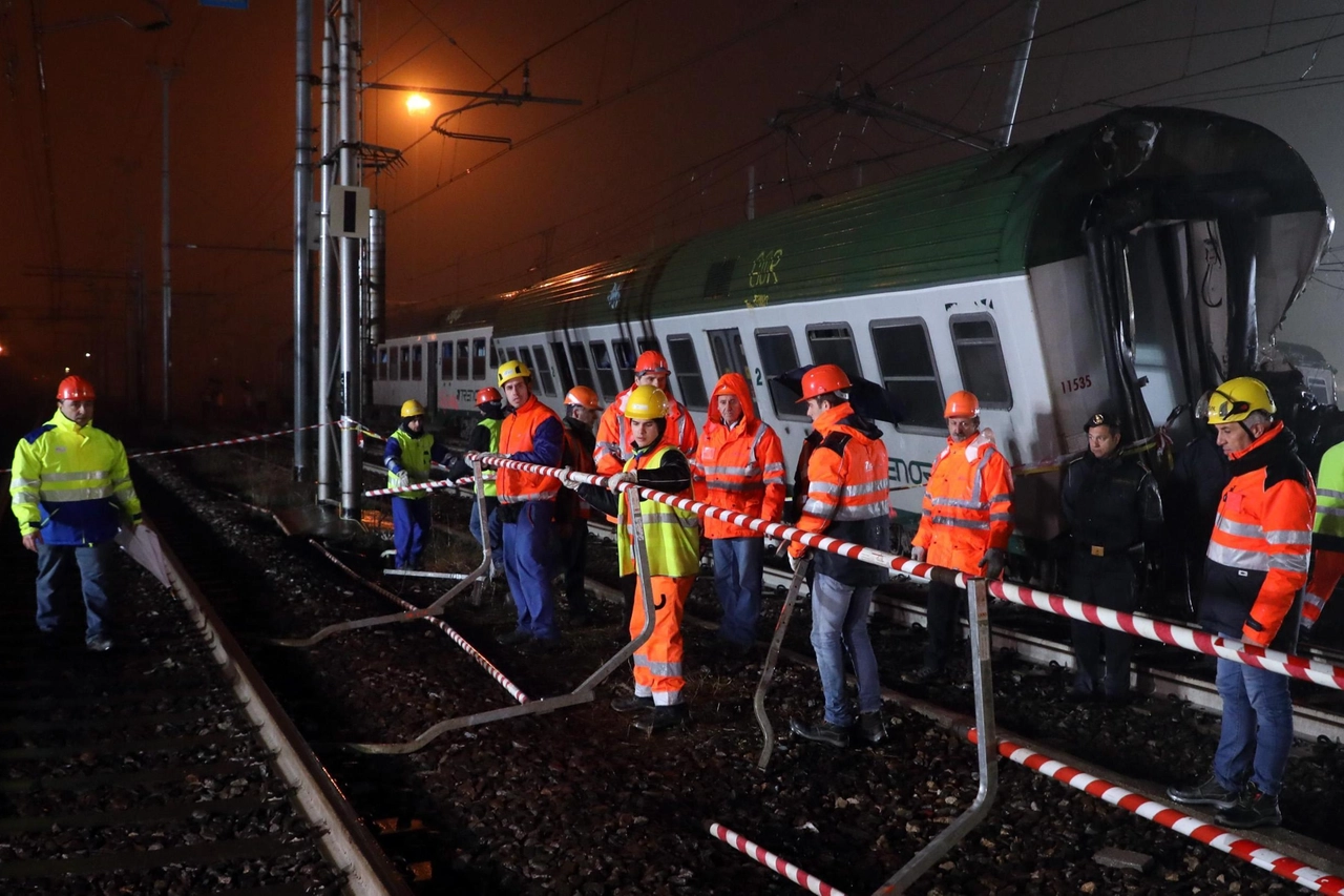 Operai al lavoro sul luogo dell'incidente ferroviario