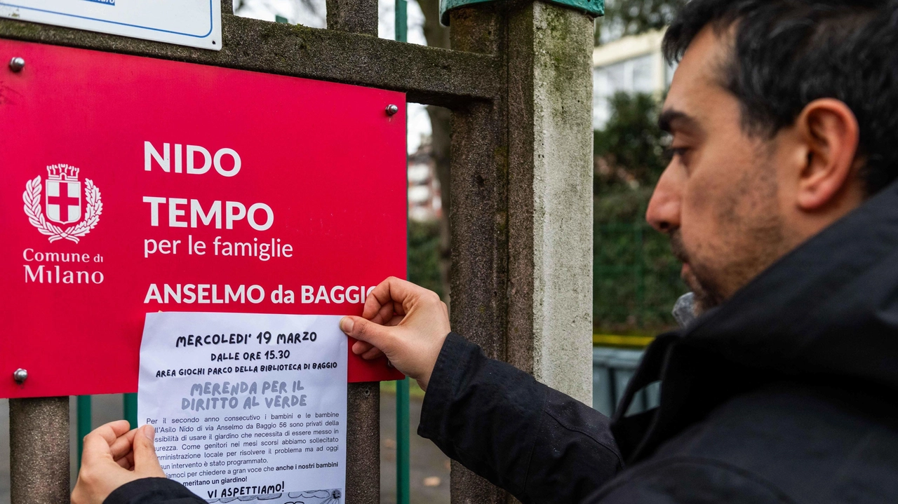 Michele Fiorella, tra i genitori, appende un volantino fuori dal nido (Foto Fasani) Michele Fiorella, tra i genitori, appende un volantino fuori dal nido (Foto Fasani)