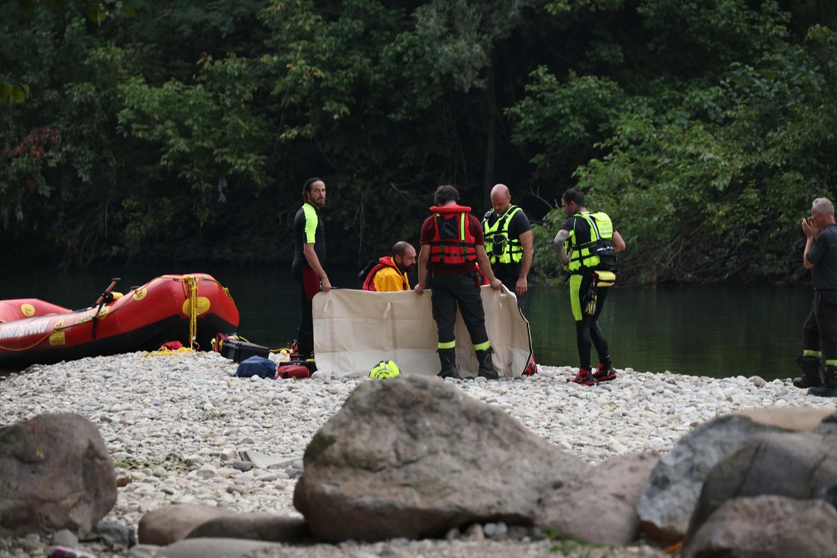 Si tuffa nel fiume Oglio e annega. Salvati i due amici che hanno cercato di aiutarlo