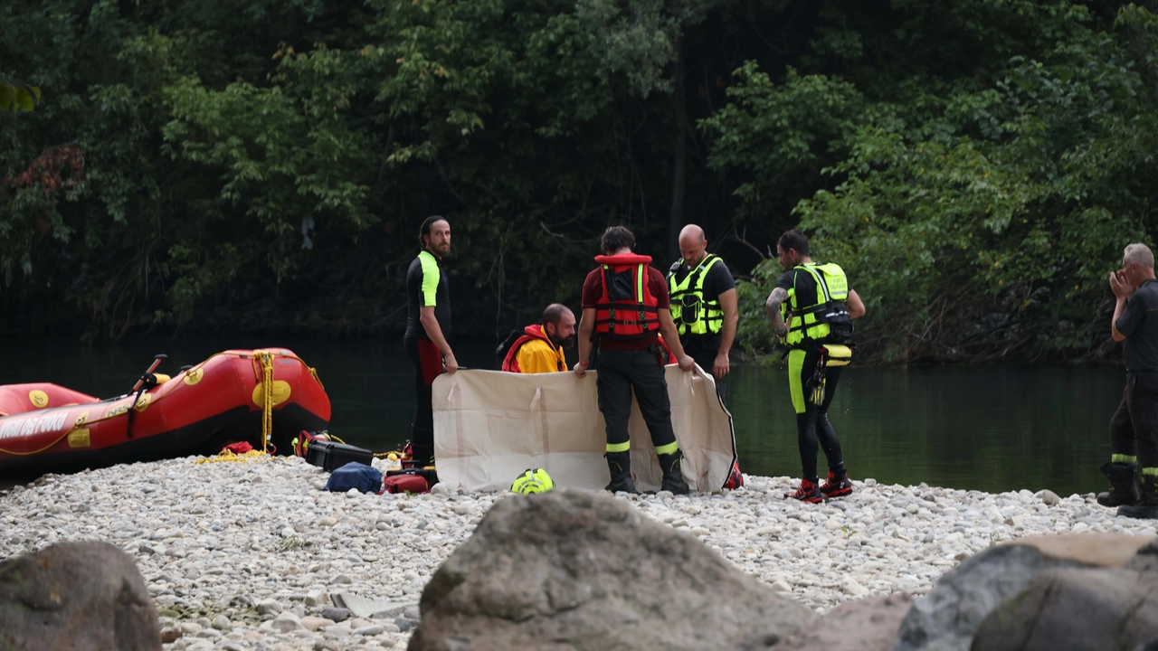 Il recupero del corpo del ragazzo annegato nel fiume Oglio a Palazzolo (fotolive Filippo Venezia) Il recupero del corpo del ragazzo annegato nel fiume Oglio a Palazzolo (fotolive Filippo Venezia)