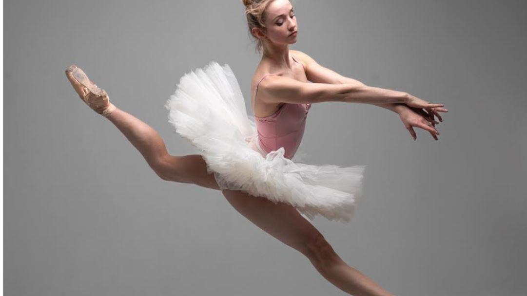 La grazia di Emma Von Enck: "La danza mi rende libera" La grazia di Emma Von Enck: "La danza mi rende libera"