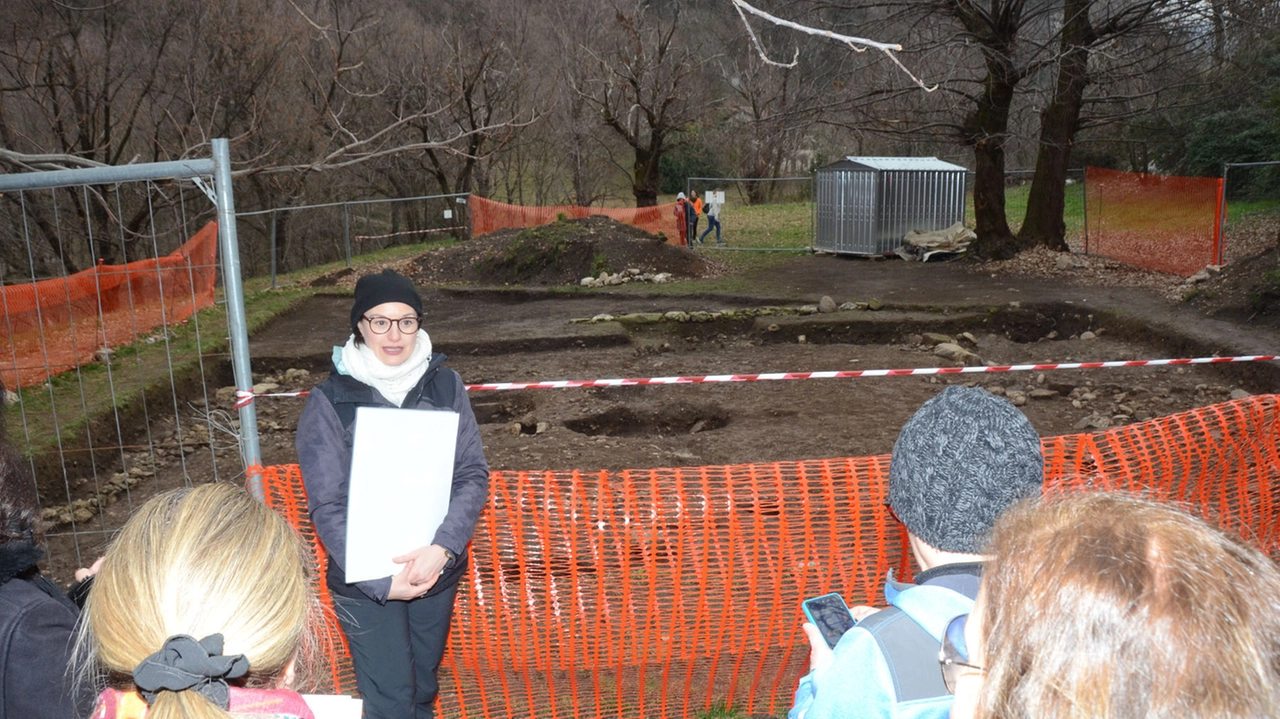 Durante la precedente campagna di indagini è stato trovato il basamento di un monumento in pietra che ritraeva una dea Durante la precedente campagna di indagini è stato trovato il basamento di un monumento in pietra che ritraeva una dea