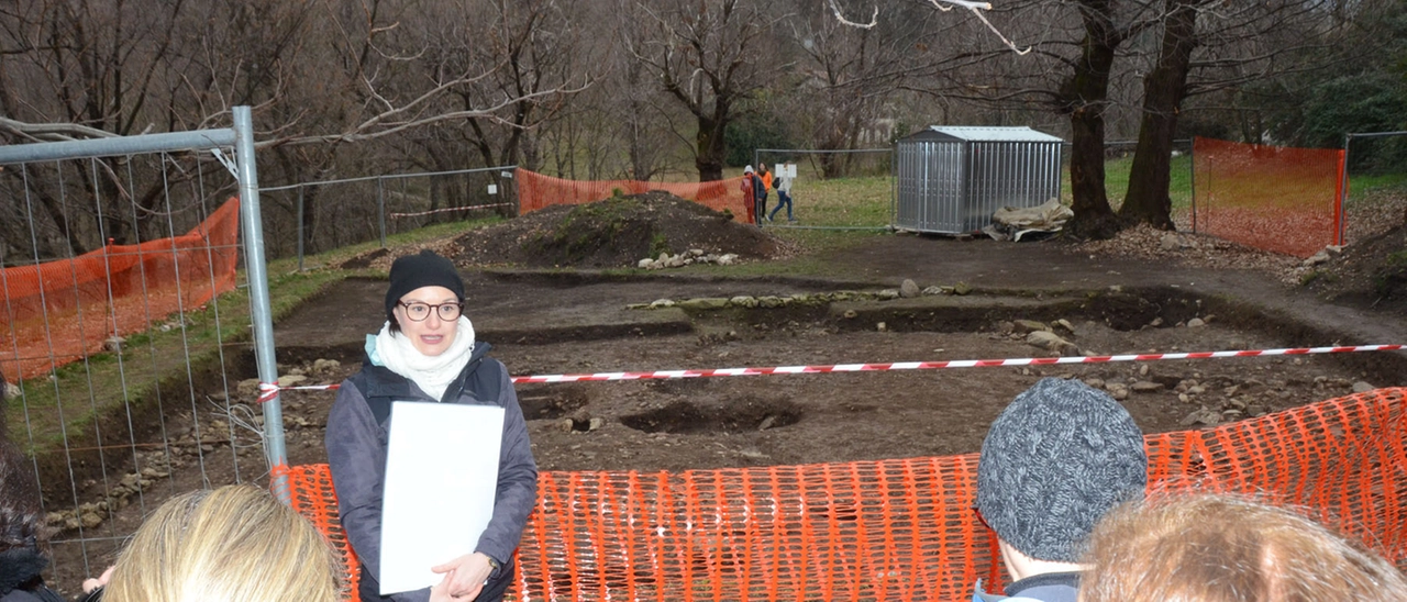 Il santuario del neolitico sulla Rocca dell’Innominato, a Vercurago riparte la campagna scavi