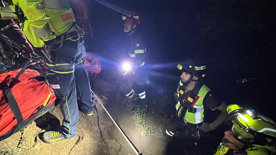 como litiga con la compagna va nel bosco e scivola in una scarpata
