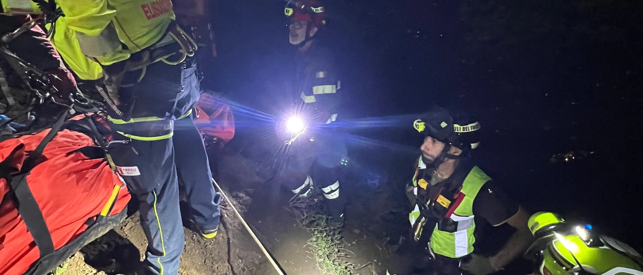Como, litiga con la compagna, va nel bosco e scivola in una scarpata