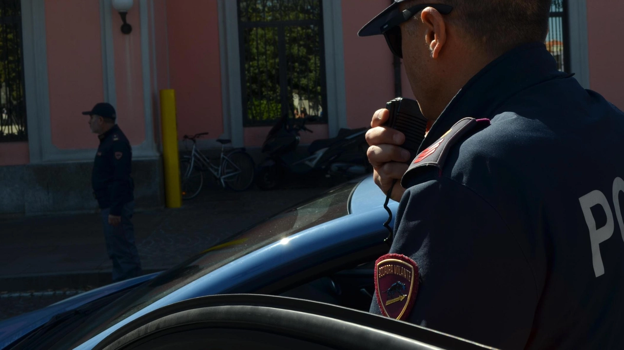 Raffica di auto vandalizzate, nella notte tra venerdì e sabato, a Lodi. E dopo le denunce degli automobilisti, la polizia... Raffica di auto vandalizzate, nella notte tra venerdì e sabato, a Lodi. E dopo le denunce degli automobilisti, la polizia...
