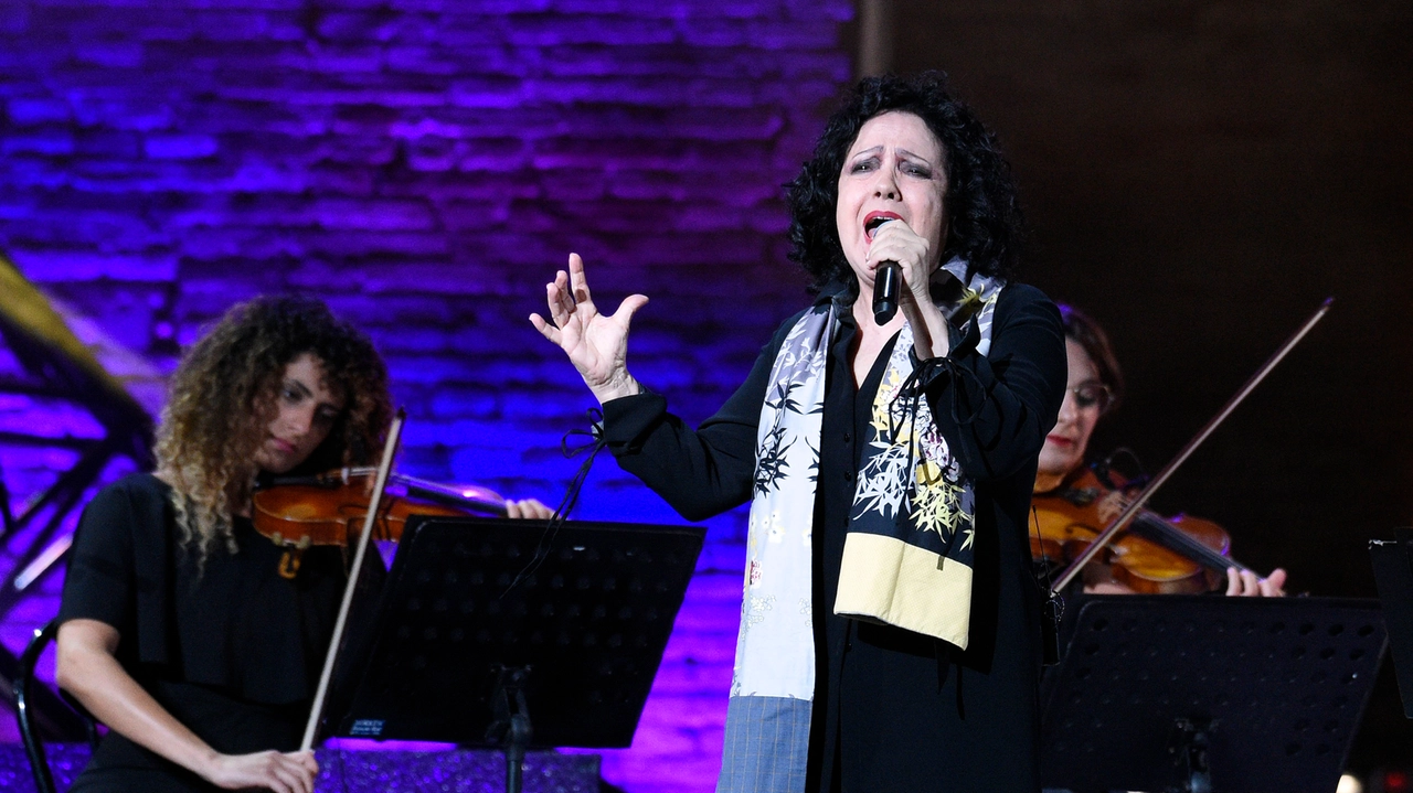 Antonella Ruggiero sul palco a Macerata Antonella Ruggiero sul palco a Macerata