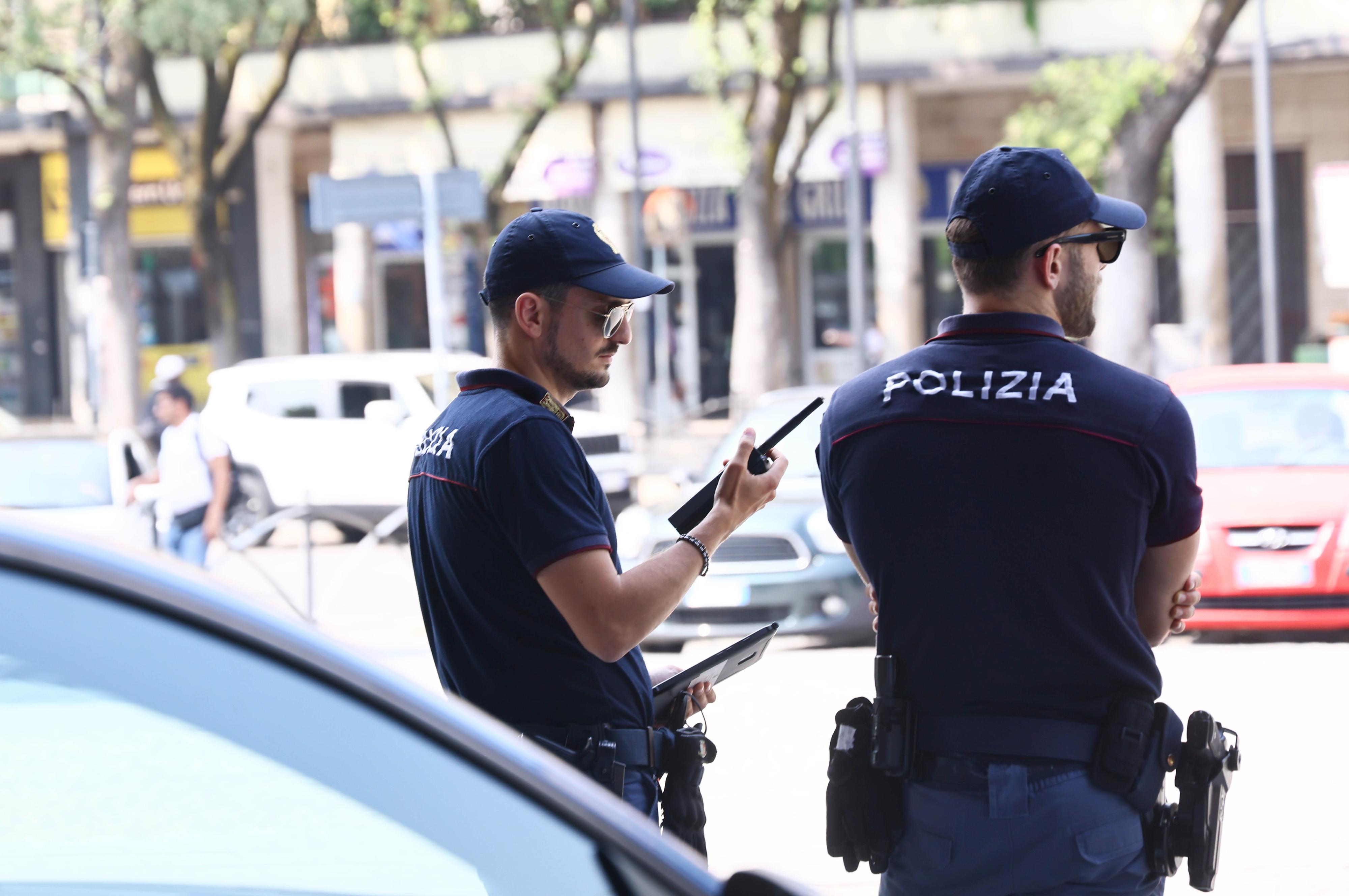 Brescia, ruba in profumeria e minaccia la commessa con un coltello: arrestato Brescia, ruba in profumeria e minaccia la commessa con un coltello: arrestato