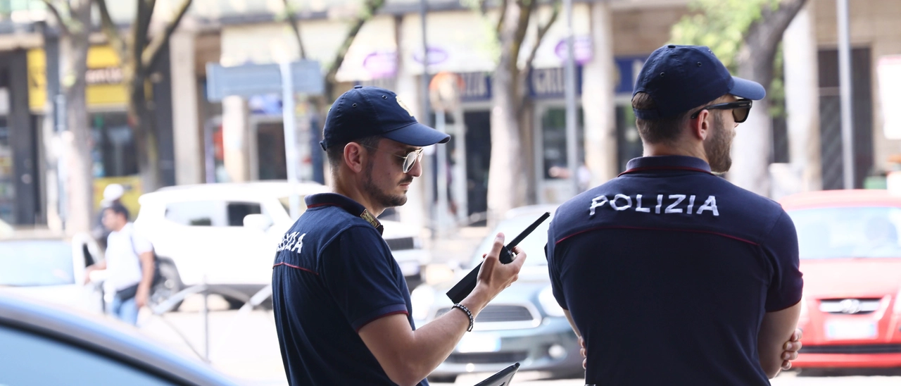 Brescia, ruba in profumeria e minaccia la commessa con un coltello: arrestato
