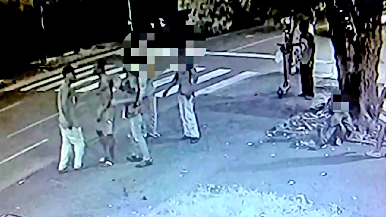 Entro dicembre saranno installati altri tre impianti di videosorveglianza nelle due strade. Da tempo i residenti sono alle prese con pusher, violenti e persone alterate da alcool e droga. Entro dicembre saranno installati altri tre impianti di videosorveglianza nelle due strade. Da tempo i residenti sono alle prese con pusher, violenti e persone alterate da alcool e droga.