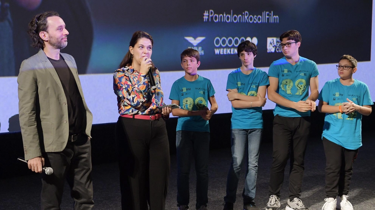 Il film "Ragazzo dai pantaloni rosa" sensibilizza studenti su bullismo. Evento a Melzo con protagonisti e progetto "Giffoni Experience". Il film "Ragazzo dai pantaloni rosa" sensibilizza studenti su bullismo. Evento a Melzo con protagonisti e progetto "Giffoni Experience".
