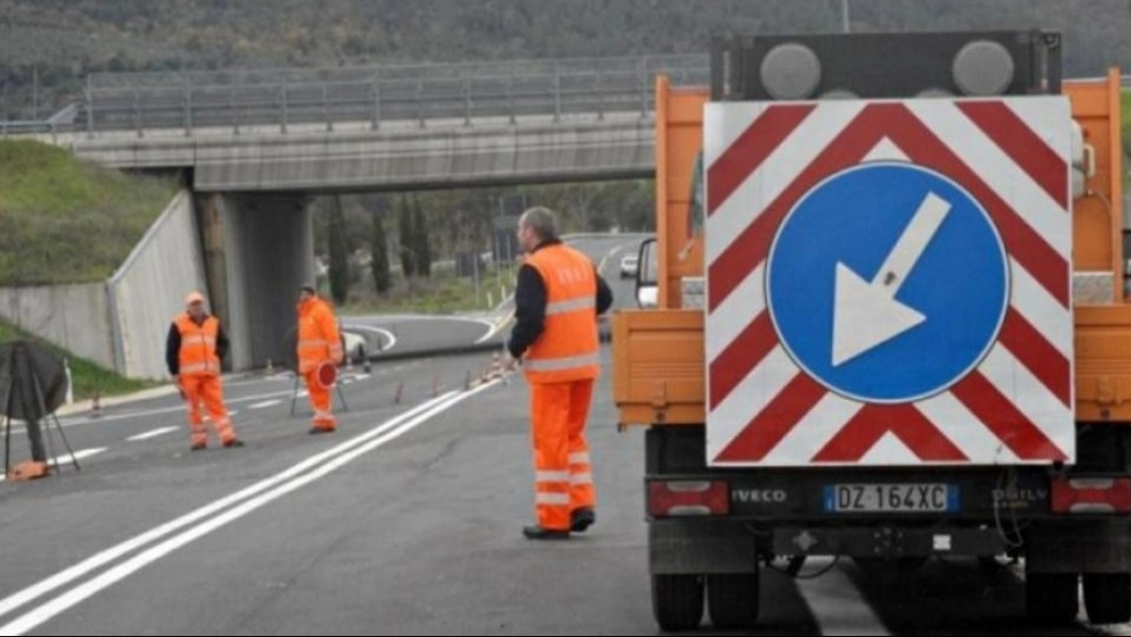 Lavori in autostrada (foto Ansa) Lavori in autostrada (foto Ansa)