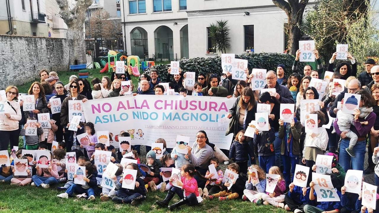 Genitori in attesa della decisione del Tar su chiusura nido Magnolia a Como. Incertezza su reinserimento dei 22 bambini. Preoccupazione per ritardi e impatto sulle famiglie. Genitori in attesa della decisione del Tar su chiusura nido Magnolia a Como. Incertezza su reinserimento dei 22 bambini. Preoccupazione per ritardi e impatto sulle famiglie.