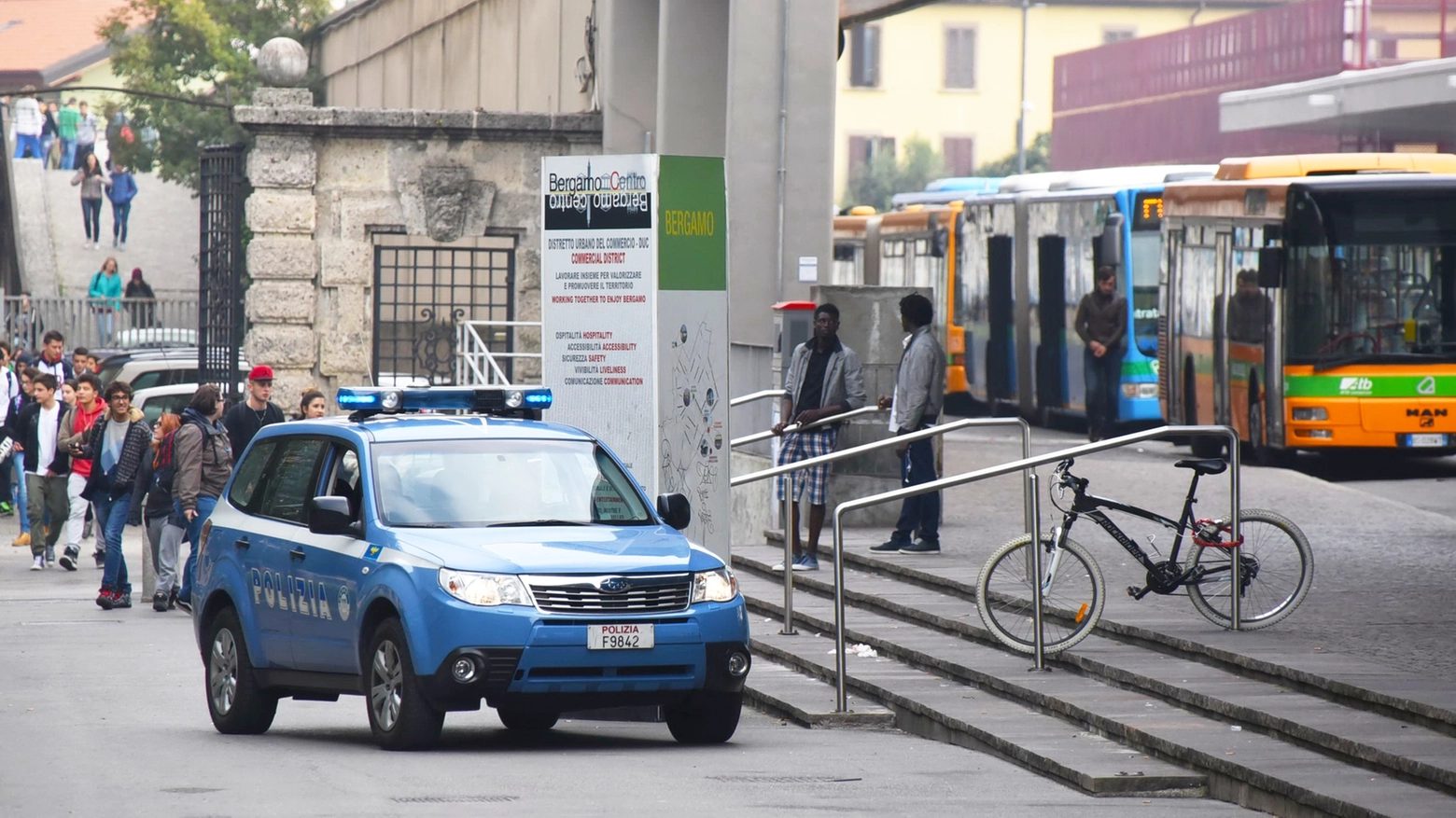 La polizia di Stato in zona stazione Bergamo
