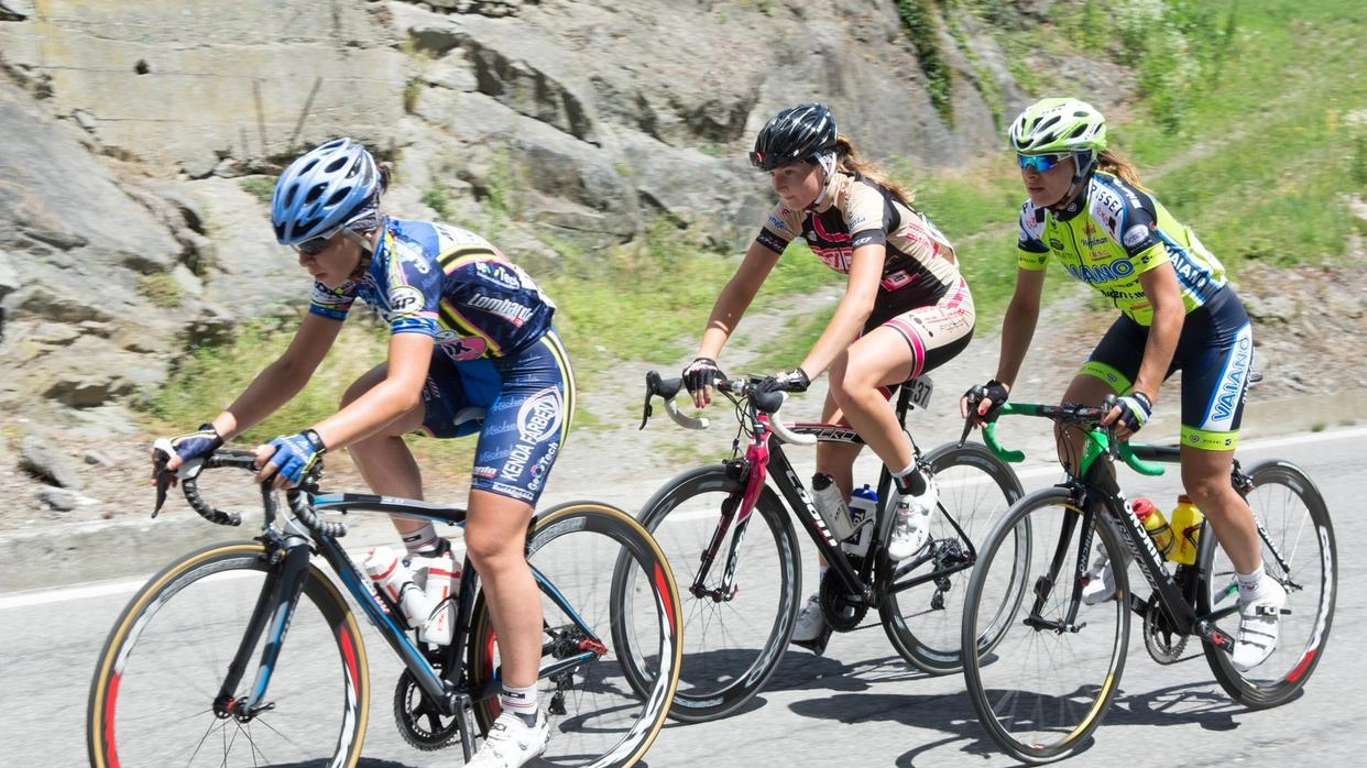 Le atlete arriveranno sul traguardo di Corso Roma in centro ad Aprica che ha ospitato negli anni dieci tappe del Giro d’Italia professionisti Le atlete arriveranno sul traguardo di Corso Roma in centro ad Aprica che ha ospitato negli anni dieci tappe del Giro d’Italia professionisti
