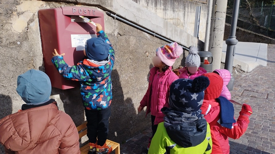 I bimbi della scuola imbucano una lettera I bimbi della scuola imbucano una lettera
