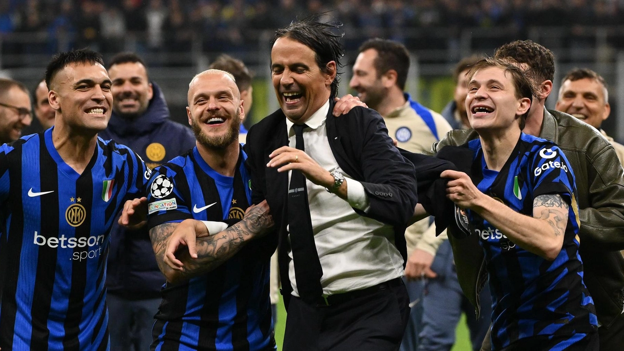 Simone Inzaghi festeggiato da Lautaro Martinez, Federico Dimarco e Nicolò Barella dopo il successo col Barcellona