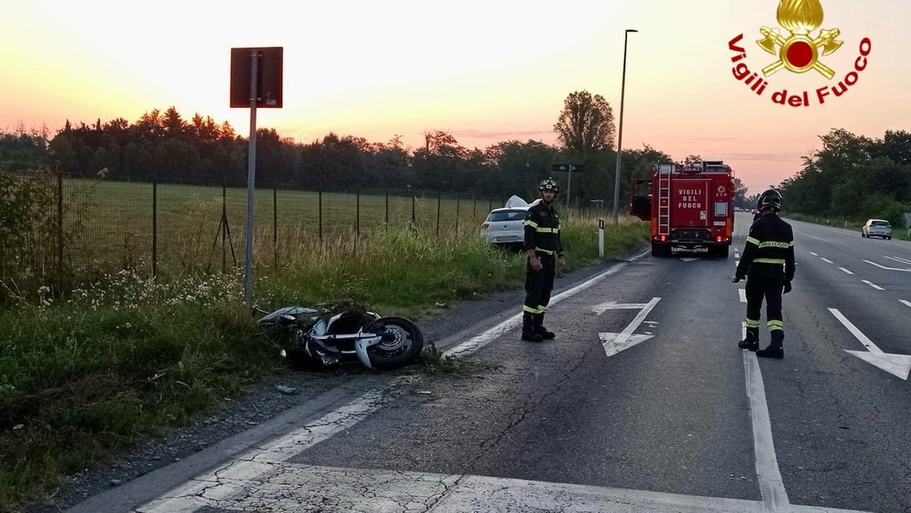 La moto riversa a terra su cui viaggiava la vittima La moto riversa a terra su cui viaggiava la vittima