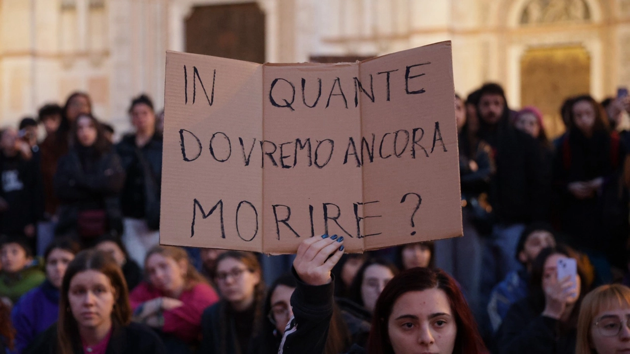 Una fiaccolata contro i femminicidi Una fiaccolata contro i femminicidi