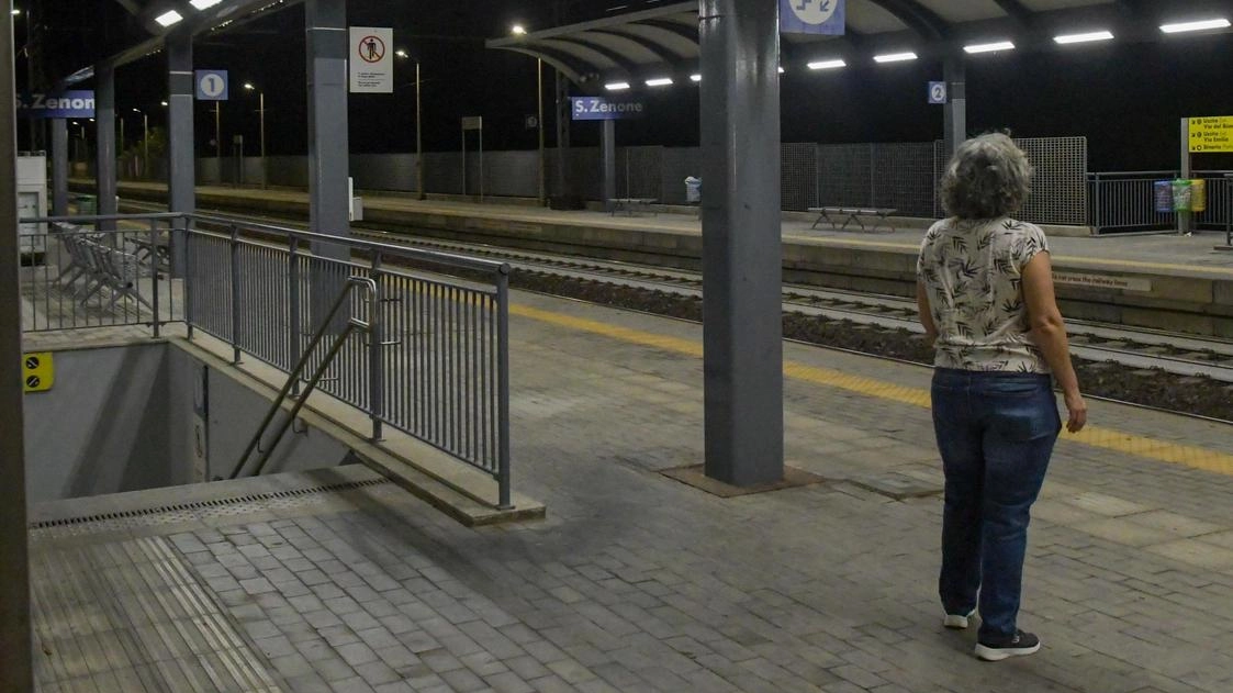 Indagine dei carabinieri sullo stupro di una diciottenne: per dieci minuti è stata in balìa dell’aggressore. Le tracce biologiche repertate da medici e militari potrebbero rivelarsi decisive per trovare il fuggitivo. Indagine dei carabinieri sullo stupro di una diciottenne: per dieci minuti è stata in balìa dell’aggressore. Le tracce biologiche repertate da medici e militari potrebbero rivelarsi decisive per trovare il fuggitivo.