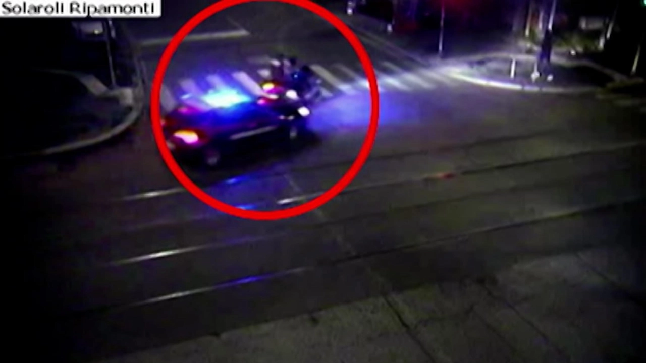 Frame del video dell'incidente in cui si vede la gazzella speronare la moto con a bordo Ramy Elgaml e l'amico Fares Bouzidi Frame del video dell'incidente in cui si vede la gazzella speronare la moto con a bordo Ramy Elgaml e l'amico Fares Bouzidi