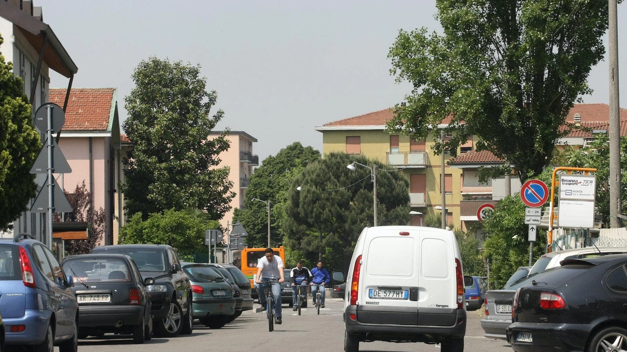 Al centro delle polemiche gli orari (dalle 6 alle 9) per il lavaggio strade al quartiere Sant’Alessandro con l’obbligo di spostare l’automobile Al centro delle polemiche gli orari (dalle 6 alle 9) per il lavaggio strade al quartiere Sant’Alessandro con l’obbligo di spostare l’automobile