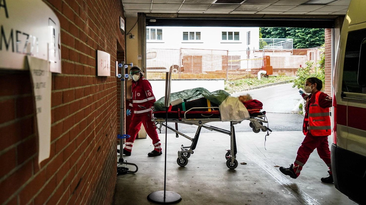 Codogno, la testimonianza di Giuseppe Montanini allora presidente del comitato locale della Cri "Applicai subito le norme anti Ebola. I nostri ragazzi uscivano e non ritornavano più in sede". Codogno, la testimonianza di Giuseppe Montanini allora presidente del comitato locale della Cri "Applicai subito le norme anti Ebola. I nostri ragazzi uscivano e non ritornavano più in sede".
