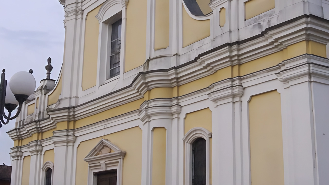 Fulmine danneggia chiesa a Corno Giovine, causando blackout e sospensione della messa. Maltempo colpisce anche scuola e municipio, con interventi in corso per riparazioni. Fulmine danneggia chiesa a Corno Giovine, causando blackout e sospensione della messa. Maltempo colpisce anche scuola e municipio, con interventi in corso per riparazioni.