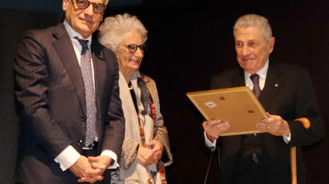 Il prefetto Claudio Sgaraglia e Liliana Segre con Vincenzo Malgeri, figlio del colonnello Alfredo