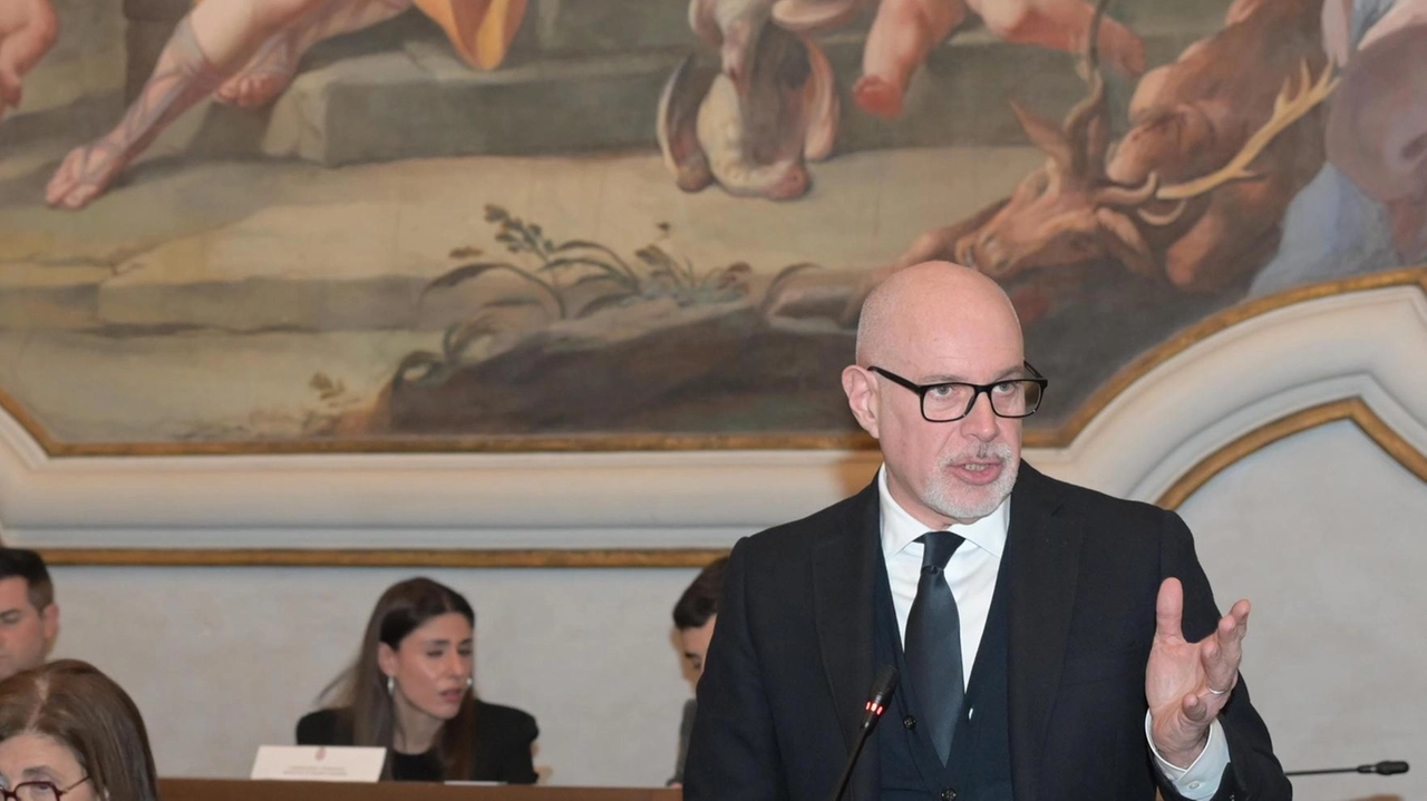 Il consigliere comunale di opposizione interviene dai banchi dell’aula di palazzo Mezzabarba (Torres) Il consigliere comunale di opposizione interviene dai banchi dell’aula di palazzo Mezzabarba (Torres)