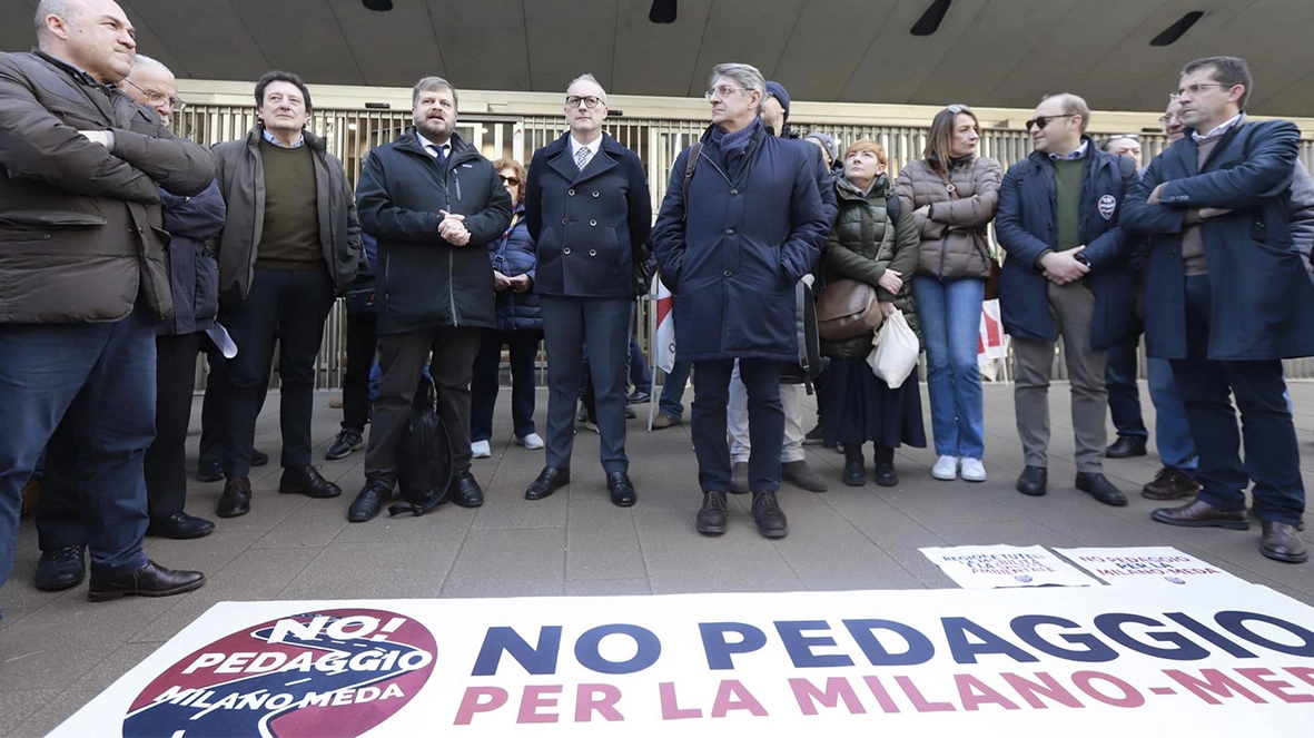 La manifestazione al Pirellone contro il pedaggiamento dei 12 chilometri della Milano-Meda che diventeranno autostrada