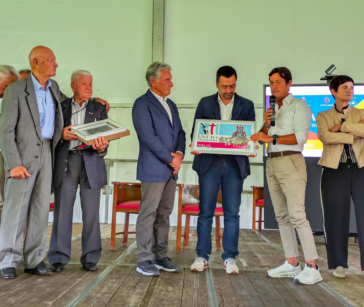 Il ciclismo di ieri e di oggi. I ricordi di Saronni e Conti accendono il castello Il ciclismo di ieri e di oggi. I ricordi di Saronni e Conti accendono il castello