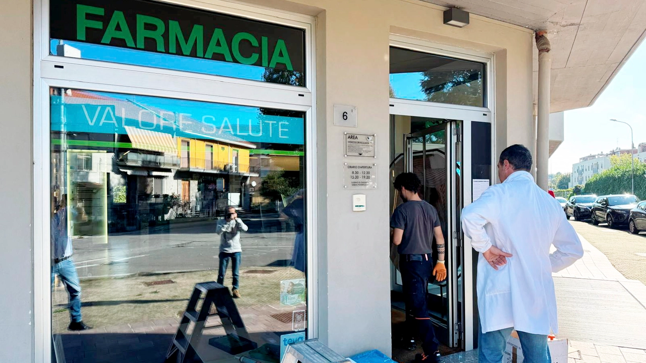 Una tappa del tour criminale è stata la farmacia di via Rotta a Travacò dove la gang ha usato il chiusino trovato vicino al semaforo Una tappa del tour criminale è stata la farmacia di via Rotta a Travacò dove la gang ha usato il chiusino trovato vicino al semaforo