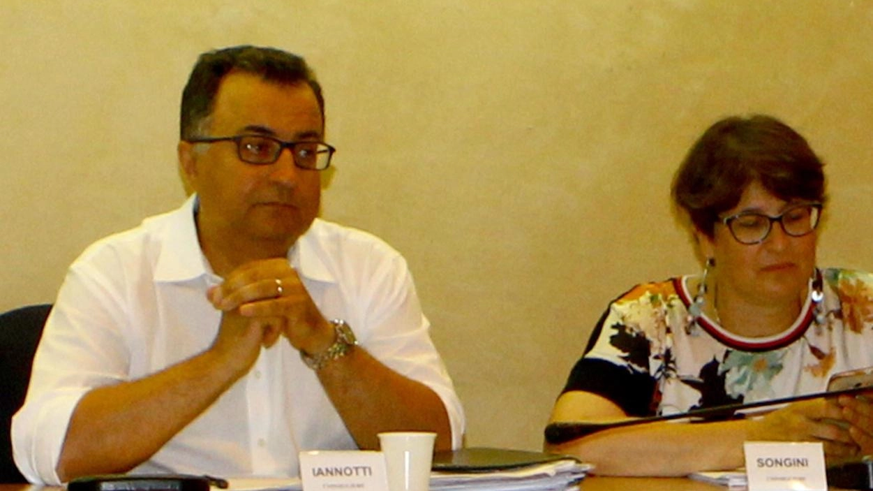 Michele Iannotti e Roberta Songini della minoranza consiliare in aula a palazzo Pretorio Michele Iannotti e Roberta Songini della minoranza consiliare in aula a palazzo Pretorio