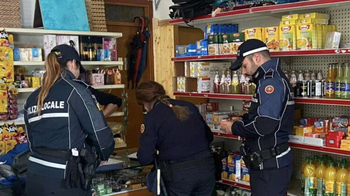 Controlli a tappeto della polizia locale nelle attività commerciali del centro Controlli a tappeto della polizia locale nelle attività commerciali del centro