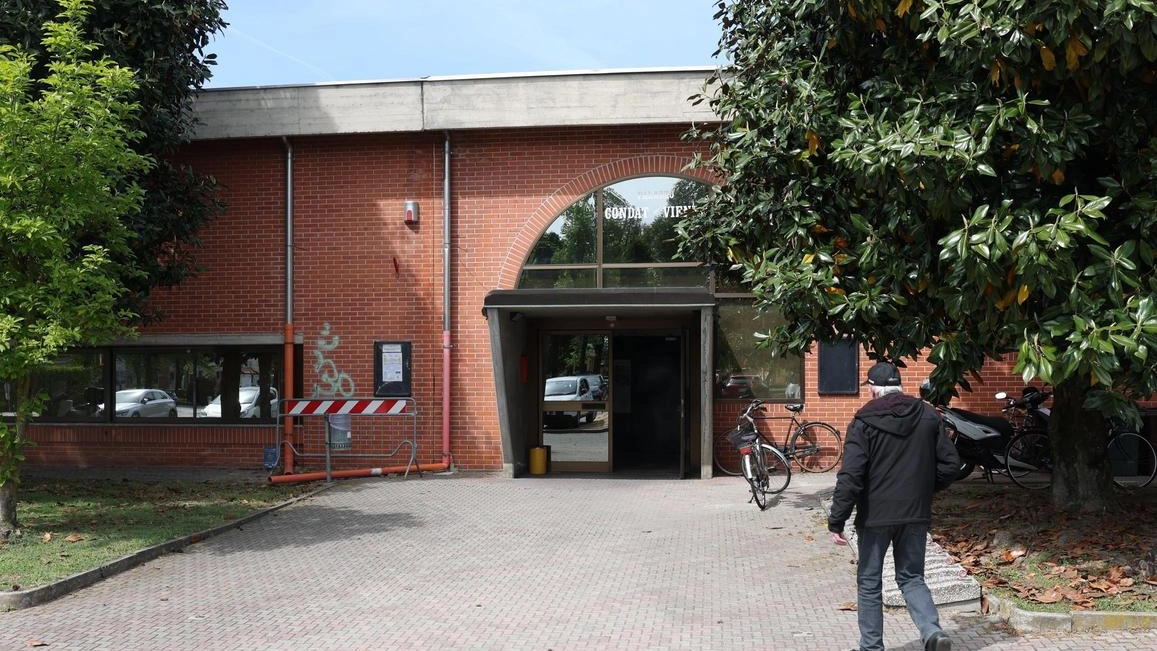 Un furto anomalo, che ha fruttato un bottino senza alcun valore economico ma che pare più un gesto di sfregio...