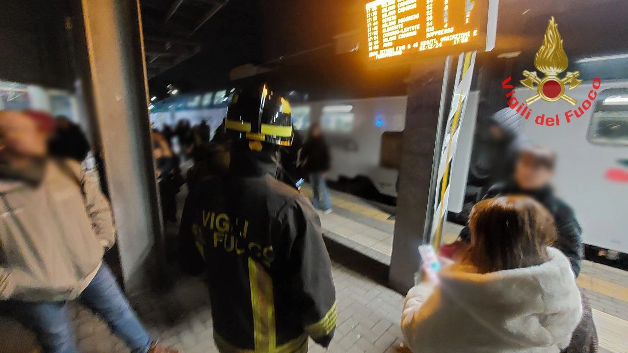 L'intervento dei pompieri in stazione a Cesano Maderno