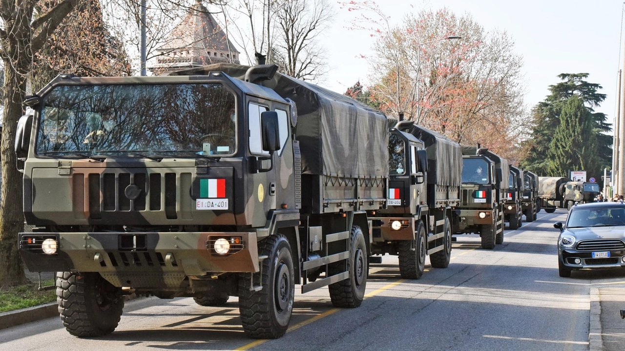 Camion militari carichi di bare per trasportare i morti di Covid